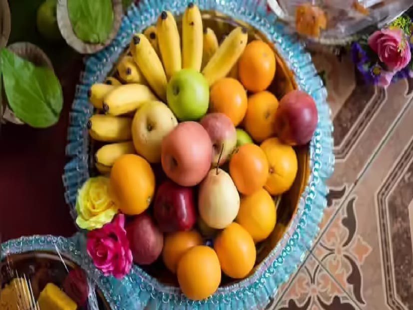 আর কী খাবেন — তা নিয়ে পরিষ্কার নির্দেশ দিচ্ছে আয়ুর্বেদ। টাটকা রান্না ও অর্গানিক খাবার শরীরে পিত্তের সাম্য বজায় রাখে এবং যকৃতকে সুস্থ রাখে। নাশপাতি, তরমুজ ও অন্যান্য মিষ্টি রসালো ফল পিত্ত কমাতে সাহায্য করে। সিদ্ধ শাকসবজি, দুধজাত খাবার এবং সদ্য রান্না করা খাবার যকৃতের উপর চাপ কমায়। সারাদিন পর্যাপ্ত জল পান করলে দেহের বিষাক্ত পদার্থ সহজে বেরিয়ে যায়।