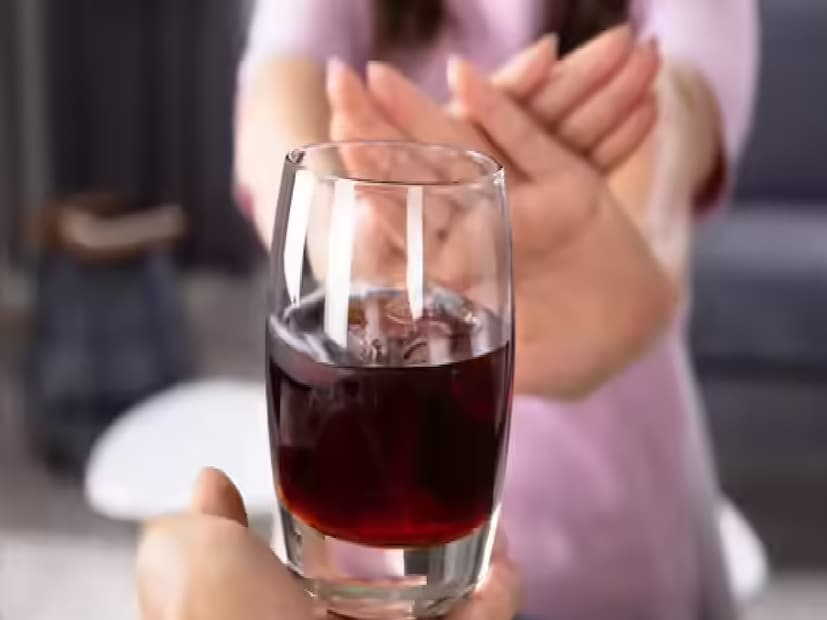 কী এড়িয়ে চলবেন — সংরক্ষক মেশানো খাবার যকৃতের উপর অতিরিক্ত চাপ ফেলে, তাই এগুলো বাদ দেওয়া জরুরি। অত্যধিক প্রোটিন, টক বা ফারমেন্টেড খাবার পিত্ত বাড়িয়ে দিতে পারে। অ্যালকোহল যকৃতের ক্ষতি দ্রুত বাড়ায়। অকারণে ওষুধ খাওয়ার অভ্যাসও দীর্ঘমেয়াদে লিভারের বড় ক্ষতি করে।