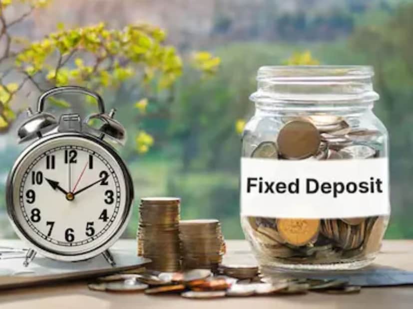 বিনিয়োগের অর্থ নিরাপদ: FD-তে স্টক মার্কেট বা মিউচুয়াল ফান্ডের মতো অস্থিরতা থাকে না; সেই আমানত সাধারণত নিরাপদ থাকে (ব্যাঙ্ক খেলাপি ব্যতীত)।নিয়মিত আয়: কেউ যদি মাসিক বা ত্রৈমাসিক সুদ প্রদান বেছে নেয়, তাহলে প্রতি মাসে বা প্রতি তিন মাসে একটি নির্দিষ্ট পরিমাণ টাকা পাবে। যা নিয়মিত আয়ের জন্য এটি একটি ভাল বিকল্প।