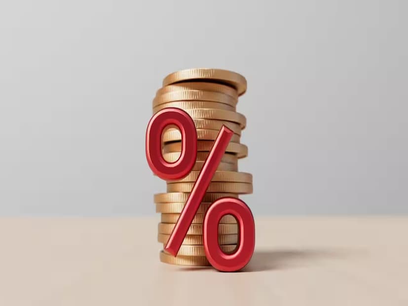 SBI-তে কত সুদ পাওয়া যায়SBI দেশের বৃহত্তম পাবলিক সেক্টর ব্যাঙ্ক। পাঁচ বছরের FD-তে সাধারণ গ্রাহকরা ৬.০৫% সুদ পান, আর সিনিয়র সিটিজেনরা ৭.০৫%। যদি কারও বয়স বেশি হয়, তাহলে SBI আরও ভাল রিটার্ন দিতে পারে। তবে, সাধারণ গ্রাহকদের জন্য পোস্ট অফিস সবচেয়ে সুবিধাজনক বিকল্প।