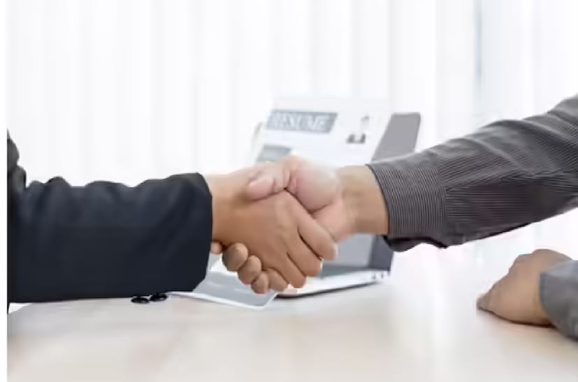 এই টেস্টটি শেয়ার করেছেন মারিনা নিউরালিয়ান (Marina Neuralean), যিনি শরীরভিত্তিক মানসিক প্রতিক্রিয়া বা somatic patterns নিয়ে কাজ করেন। তাঁর মতে, মানুষের শরীরের ভঙ্গি, বিশেষ করে মুঠো বাঁধার ধরন, অবচেতনে প্রকাশ করে দেয় তার ব্যক্তিত্ব, চিন্তাভাবনার ধরণ ও মানসিক প্রতিরক্ষা কৌশল।