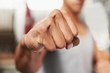 হাত মুঠো করার ধরনেই লুকিয়ে আছে আপনার আসল চরিত্র! আঙুলের ভাঁজ দেখে জানুন, আপনি কেমন মানুষ