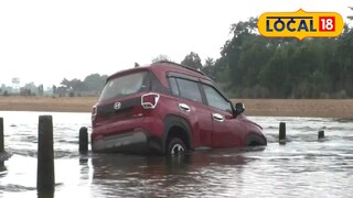 নদীতে ভাসল চারচাকা গাড়ি