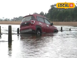 নদীতে ভাসল চারচাকা গাড়ি