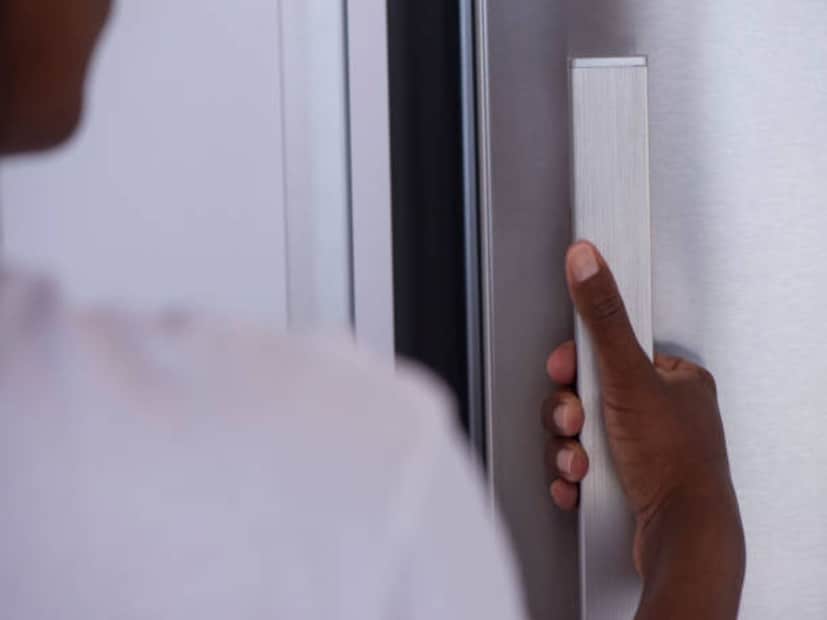 বেকিং সোডা লেবুর রস: দুই চামচ বেকিং সোডা নিন এবং প্রয়োজন অনুসারে লেবুর রস যোগ করুন। তারপর এই পেস্টটি দরজায় লাগিয়ে ৫ মিনিট রাখুন। তারপর ৫ মিনিট পর পরিষ্কার জল দিয়ে ধুয়ে ফেলুন। এটি করলে মাত্র ১০ মিনিটের মধ্যেই কালো ভাব দূর হয়ে যাবে। এই প্রতিকারটি সবচেয়ে ভাল ও সহজ।