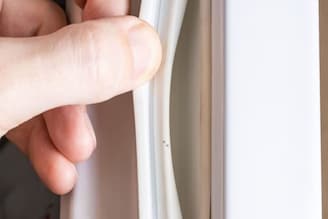 ফ্রিজের দরজার 'রাবারে' ময়লার পল্লা পড়ে কালো হয়ে গিয়েছে..! মোক্ষম 'টোটকায়' ১ মিনিটে চকচকে