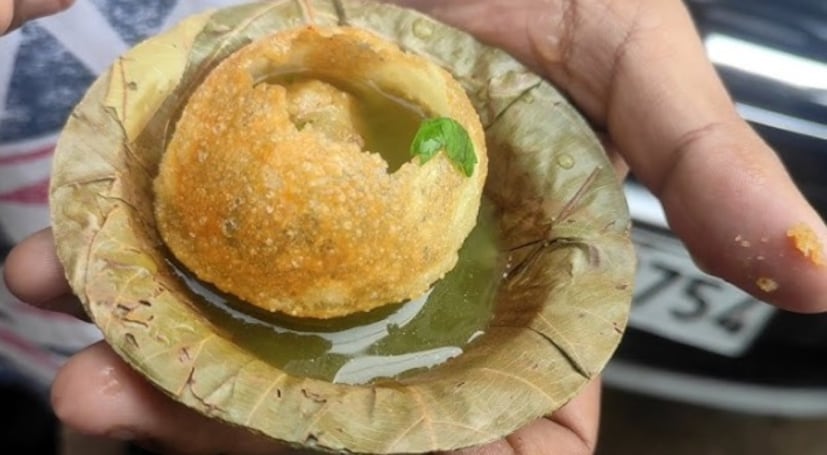 দুর্গাপুর: গ্রাম্য সমাজের পরনিন্দা পরচর্চাকে উপেক্ষা করেই সংসারের হাল ধরতে গৃহিণীরা নিজের হাতে তৈরি এই লোভনীয় খাবার বিক্রি করেই স্বনির্ভর হচ্ছেন। পাশাপাশি গ্রামের মহিলাদের সেই কাজে নিযুক্ত করে আয়ের দিশা দেখাচ্ছেন। দুর্গাপুরের কাঁকসা ব্লকে ও বুদবুদ থানা এলাকায় এমনই একধিক গৃহবধূ থেকে গৃহিণীর দেখা মেলে।যাঁরা গ্রাম্য ব্যঙ্গ বিদ্রুপকে পরোয়া না করে রাস্তার ধারে ঠেলা গাড়ি ও ভ্যানে করে মুখরোচক ফুচকা বিক্রি করে আসছেন বহুবছর ধরে। (দীপিকা সরকার) দুর্গাপুর: গ্রাম্য সমাজের পরনিন্দা পরচর্চাকে উপেক্ষা করেই সংসারের হাল ধরতে গৃহিণীরা নিজের হাতে তৈরি এই লোভনীয় খাবার বিক্রি করেই স্বনির্ভর হচ্ছেন। পাশাপাশি গ্রামের মহিলাদের সেই কাজে নিযুক্ত করে আয়ের দিশা দেখাচ্ছেন। দুর্গাপুরের কাঁকসা ব্লকে ও বুদবুদ থানা এলাকায় এমনই একধিক গৃহবধূ থেকে গৃহিণীর দেখা মেলে।যাঁরা গ্রাম্য ব্যঙ্গ বিদ্রুপকে পরোয়া না করে রাস্তার ধারে ঠেলা গাড়ি ও ভ্যানে করে মুখরোচক ফুচকা বিক্রি করে আসছেন বহুবছর ধরে। (দীপিকা সরকার)