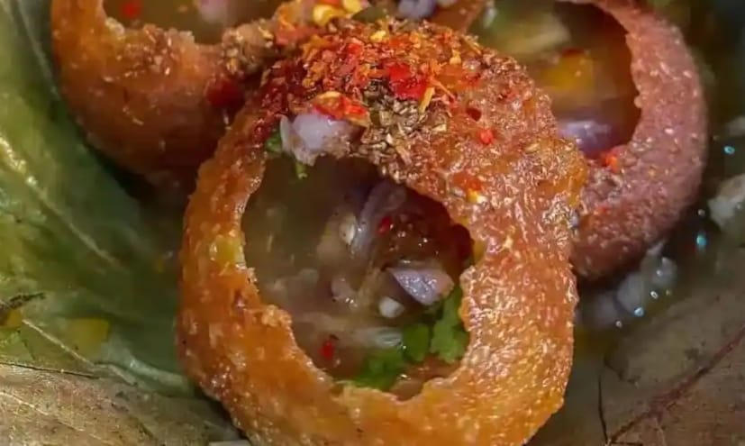 গ্রামে বসে ফুচকা বিক্রি করে মাসে ১৫ থেকে ২০ হাজার টাকা আয় করছেন তাঁরা। অভাবের সংসারের হাল ফেরাতে তাঁদের স্বনির্ভর হওয়ার কাহিনি বহু মহিলাকে অনুপ্রেরণা জোগাচ্ছে।