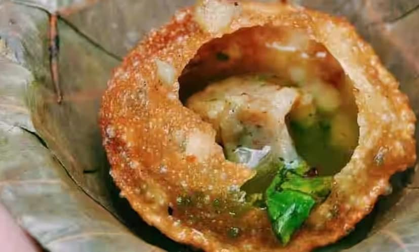 বাঙালিদের ওই সুস্বাদু ফুচকা খাইয়ে দ্রুত মন জয় করে নেন ওই ফুচকা বিক্রেতারা।চাহিদা  বাড়তে থাকায় শহর অঞ্চল গুলিতে ব্যাঙের ছাতার মত গজিয়ে ওঠে একের পর এক ফুচকার দোকান।