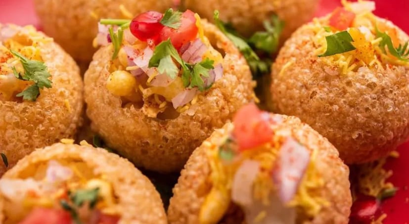 তবে গ্রামাঞ্চলে সেই ভাবে ফুচকা মিলতো না একটা সময়। ফুচকা ব্যবসা লাভজনক হওয়ায় বহু বাঙালি ফুচকা ব্যবসা শুরু করেন। বাঙালি পুরুষদের পাশাপাশি শহরাঞ্চলে মহিলারাও ফুচকার ব্যবসা শুরু করেন। তবে গ্রামে এই দৃশ্য বিরল বললেই চলে। গ্রামে এখনও একরকম  গ্রাম্য রীতিনীতি ও নিজস্ব আইনকানুন চলে।