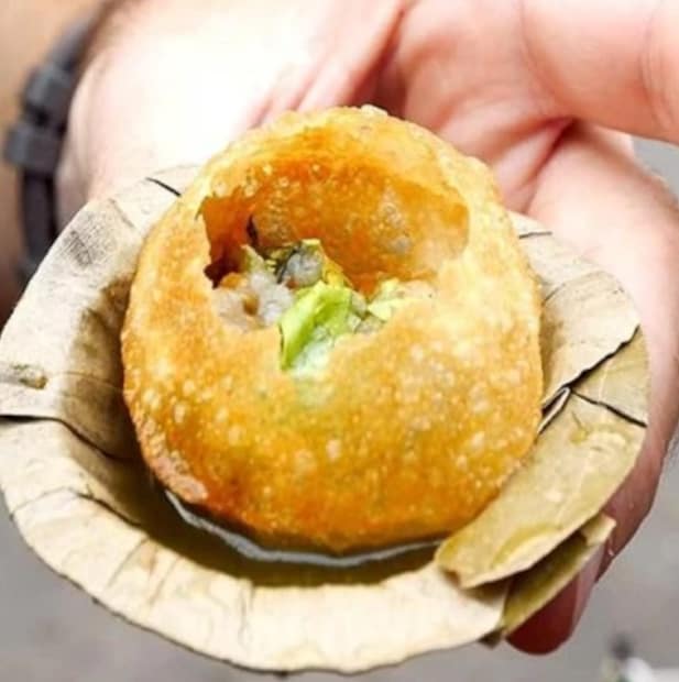 অন্যদিকে বুদবুদ থানার চাকতেঁতুল এলাকায় একাধিক মহিলা ফুচকা ব্যবসা করেন। তাঁর মধ্যে রমা দাস বৈরাগ্য জানান, তিনি প্রায় ১২ বছর ধরে ফুচকা বিক্রি করছেন। তাঁকে দেখে অনুপ্রাণীত হয়ে তাঁর স্বামী রাজু দাস বৈরাগ্য ১০ বছর ধরে ফুচকা বিক্রি শুরু করেন। পাশাপাশি এলাকার অন্য মহিলারও ফুচকা বিক্রি শুরু করেছেন। তবে বর্তমানে তাঁদের সাফল্যলাভ এসেছে কঠিন লড়াইয়ের মাধ্যমে বলে দাবি ওই সকল গৃহিণীদের।