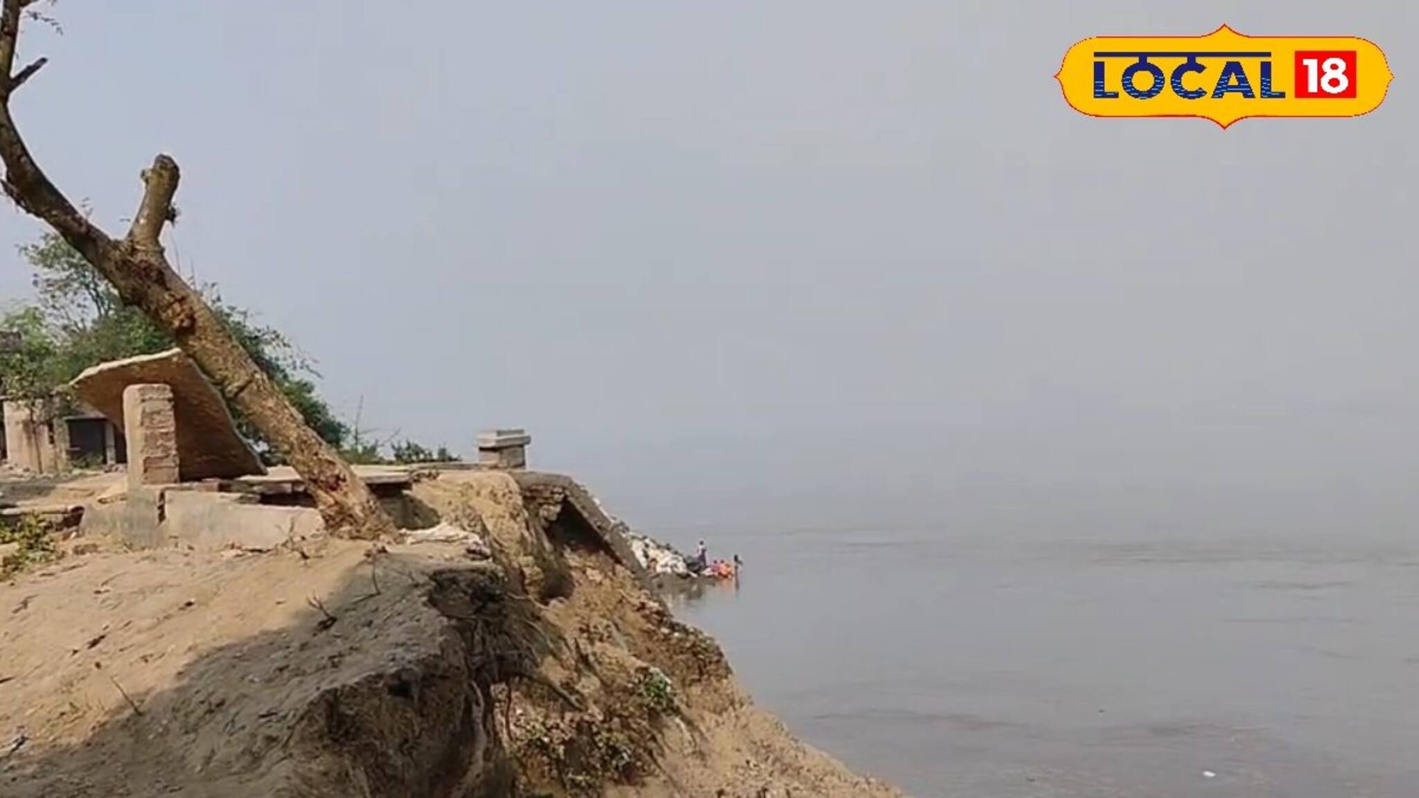 রাত কাটছে গাদাগাদি করে, গঙ্গা ভাঙন কবলিত মুর্শিদাবাদবাসীদের পরিস্থিতি চোখে জল আনছে সবার