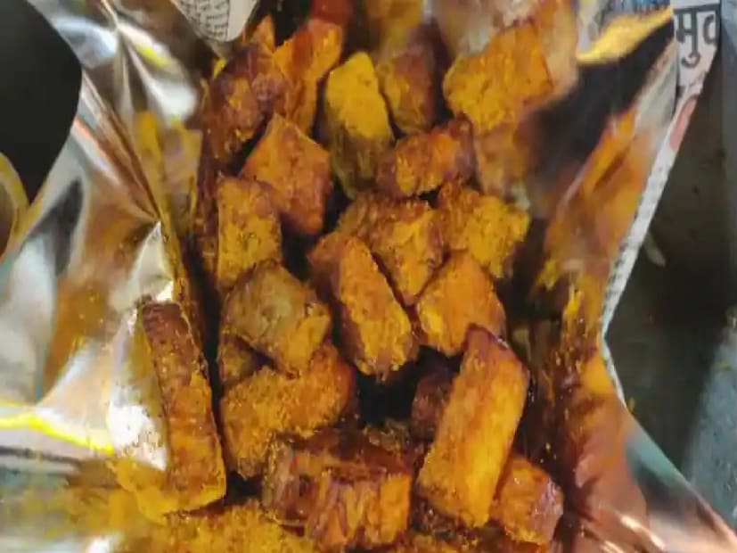 *মন্ডলেশ্বরের দোকানদার ময়ূর শর্মা বলেন, প্রতি শীতে গারাডু চাট বিক্রির জন্য একটি স্টল করেন তিনি। এক প্লেট (১০০ গ্রাম) গড়ডুর দাম ৩০ টাকা। দোকান সন্ধ্যা ছ'টা থেকে রাত এগারো'টা পর্যন্ত খোলা থাকে, প্রতিদিন ৬০টিরও বেশি প্লেট বিক্রি হয়। তিনি নাগদা থেকে তাজা গাড়াডু সংগ্রহ করেন এবং স্বাদ বাড়ানোর জন্য বিশেষ ঘরে তৈরি মশলা ব্যবহার করেন।