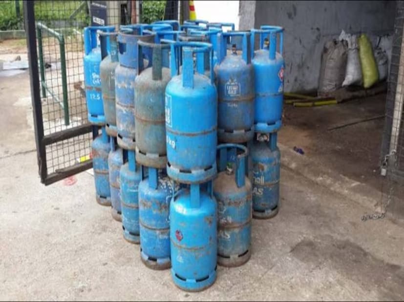 এর আগে অক্টোবর মাসেও বাণিজ্যিক LPG সিলিন্ডারের দাম কিছুটা কমানো হয়েছিল। গত কয়েক মাস ধরে আন্তর্জাতিক বাজারে দামের ওঠানামার সঙ্গে তাল মিলিয়ে ভারতেও LPG দামে ছোটখাটো পরিবর্তন ঘটছে।