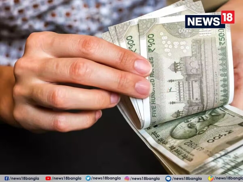 ৩. এমার্জেন্সি ফান্ড তৈরি করুনচাকরি বদল, ভ্রমণ, ব্যবসা শুরু করা, হঠাৎ স্বাস্থ্য–খরচ— মিলেনিয়াল ও জেন জেডদের জীবনে অনিশ্চয়তা বেশি। অন্তত ছ’ মাসের খরচের সমান টাকা লিকুইড ফর্মে এমার্জেন্সি ফান্ড হিসাবে রাখা প্রয়োজন। এতে বিপদের সময়ে ঋণ নেওয়ার দরকার পড়ে না।