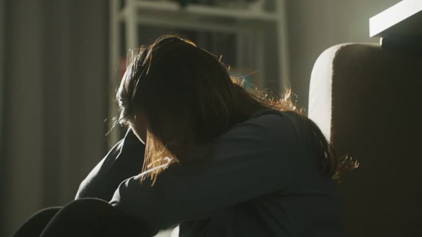 তবে তা শুনেও মহিলাটি কাঁদতে থাকেন। জিজ্ঞাসা করন যে তিনি কি তার স্বামীকে ফোন করতে পারেন, কিন্তু অফিসাররা তার অনুরোধ প্রত্যাখ্যান করেন।