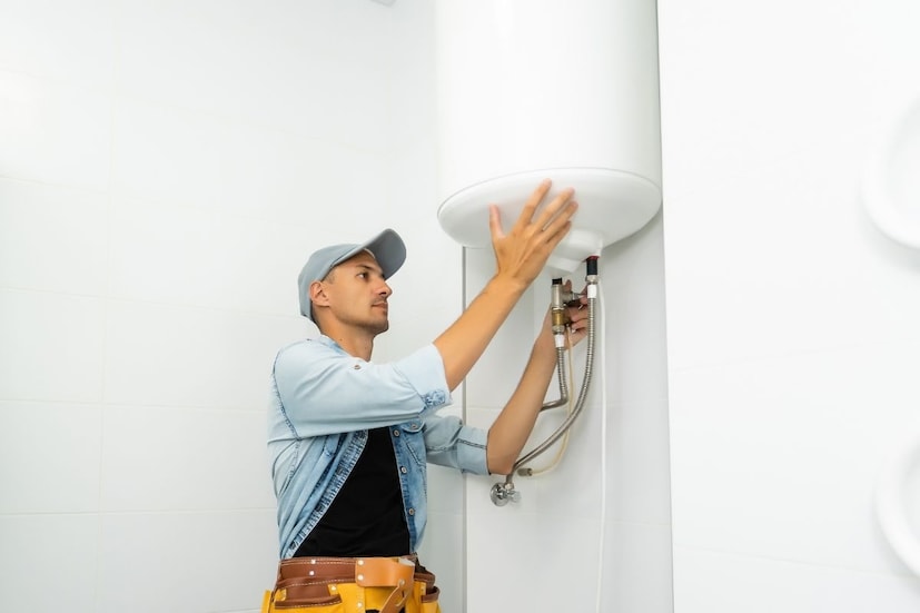 গিজার ট্যাঙ্ক ডিস্কেল পরিষেবা- গিজার ট্যাঙ্ক ডিস্কেল পরিষেবাও প্রয়োজনীয়। ট্যাঙ্কের ভিতরে ক্যালসিয়াম এবং ম্যাগনেসিয়াম জমার একটি পুরু স্তর তৈরি হতে পারে। এটি জল এবং উপাদানের মধ্যে একটি বাধা তৈরি করে, তাপ স্থানান্তরকে ধীর করে দেয়। প্রতি শীতের আগে এটির পরীক্ষা করতে হবে। এটি রাসায়নিকভাবে ট্যাঙ্ক পরিষ্কার করে, যার ফলে জল দ্রুত গরম হতে পারে।