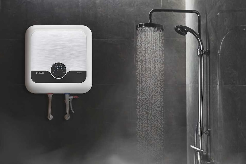 বিদ্যুৎ সরবরাহ পরীক্ষা করাও গুরুত্বপূর্ণ, কারণ ২০০ V-এর নীচে ভোল্টেজ নেমে যাওয়ার ফলে উপাদানটি পর্যাপ্ত শক্তি গ্রহণ করতে পারে না। এটি পুরনো তারের কারণে বা এলাকায় বিদ্যুৎ ওঠানামার কারণে ঘটতে পারে। স্থিতিশীল বিদ্যুৎ সরবরাহ বজায় রাখতে এবং গিজার দ্রুত গরম হবে তা নিশ্চিত করতে একটি স্টেবিলাইজার ইনস্টল করা যেতে পারে। এছাড়াও সকেট পরীক্ষা করতে হবে।