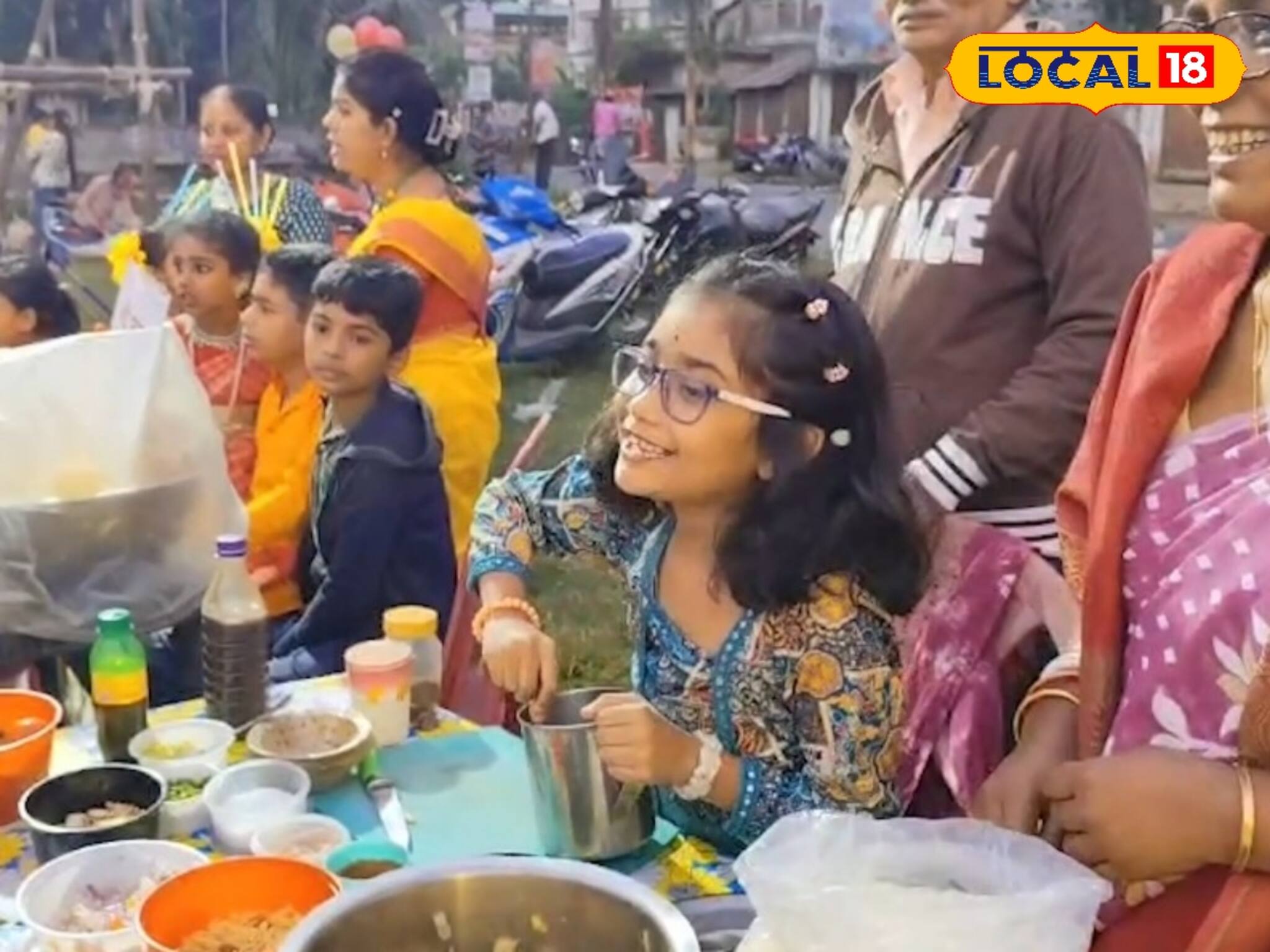 গোবরডাঙায় জমজমাট হাট! খুদেরা বসাল নিজেদের দোকান, দর কষাকষি দেখে অবাক বড়রা