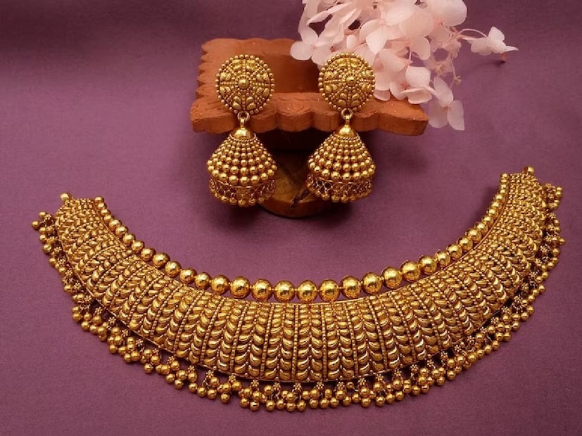 ২০০০ থেকে ২০২৫— ২৫ বছরে সোনার বৃদ্ধিবিশেষজ্ঞদের হিসাবে, এই ২৫ বছরে সোনার CAGR (Compound Annual Growth Rate) প্রায় ১৪%। এই দীর্ঘ সময়ে মাত্র তিন বছর— ২০১3, ২০১৫ এবং ২০২১— সোনার দাম নেতিবাচক ছিল। ২০০০ সালে ২৪ ক্যারাট সোনার দাম ছিল ১০ গ্রামপ্রতি ₹4,400। বর্তমানে তা বেড়ে হয়েছে প্রায় ₹1.25 লক্ষ। সোনার দাম গত ২৫ বছরে গড়ে ২৫–৩৫% পর্যন্ত বৃদ্ধি পেয়েছে। তাই বিশেষজ্ঞদের মতে, আগামী বছরগুলোতেও সোনা বড়সড় রিটার্ন দিতে পারে।