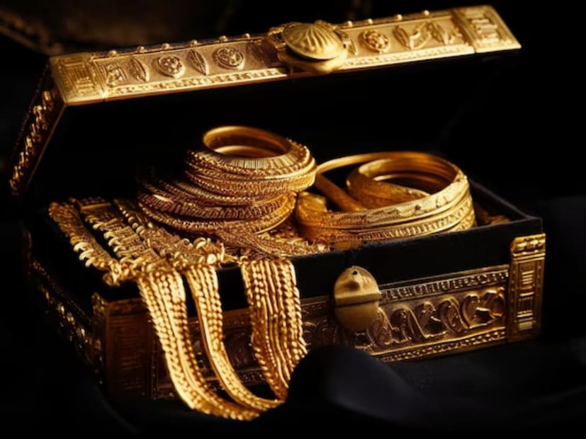 কয়েক মাস ধরে ধারাবাহিকভাবে বৃদ্ধির পর সোনা ও রুপোর দাম এখন উল্লেখযোগ্যভাবে হ্রাস পাচ্ছে। আন্তর্জাতিক বাজারে, সোনা তার রেকর্ড সর্বোচ্চ থেকে প্রায় ১১% কমেছে, যেখানে রুপোর দাম ১৬% কমেছে। এই প্রবণতা সরাসরি ভারতেও প্রতিফলিত হচ্ছে, যার ফলে দাম তীব্রভাবে হ্রাস পাচ্ছে।