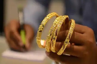 প্রয়োজনে সোনা বন্ধক রাখবেন না  বিক্রি করবেন ? সেরা বিকল্পটি সম্পর্কে জানুন