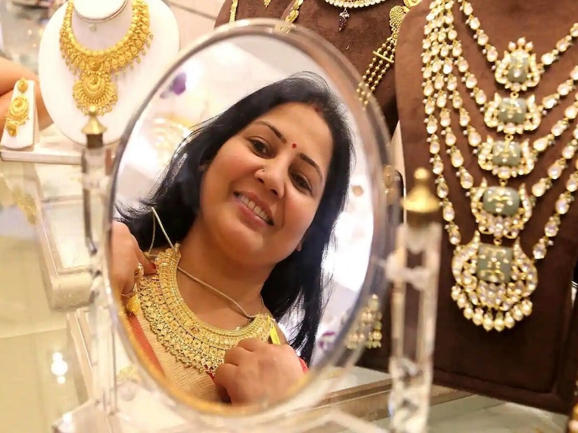 গত কয়েক বছরে যে ভাবে হু হু করে বেড়ে চলেছে সোনালি ধাতুর দাম তার জেরে অনেকেই এখন অন্যান্য বিনিয়োগের মাধ্যমে পাশাপাশি সোনায় বিনিয়োগ করা লাভজনক মনে করেছেন ৷তথ্যসূত্র: স্বর্ণশিল্প বাঁচাও কমিটি (SSBC) ৷