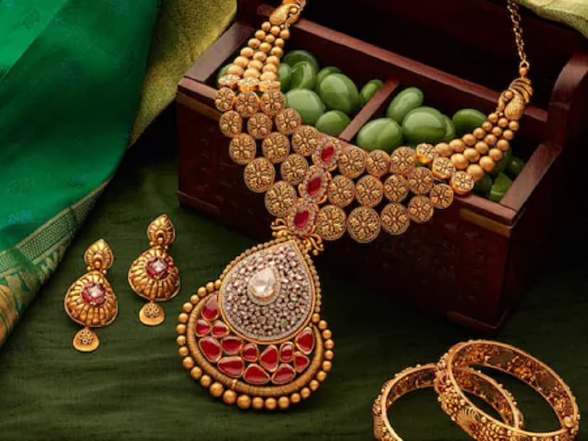 ব্লুমবার্গের প্রতিবেদন অনুযায়ী, জেপি মরগান প্রাইভেট ব্যাঙ্ক আশা করছে যে সোনার দর বৃদ্ধির ফলে আগামী বছর প্রতি আউন্স সোনার দাম ৫,০০০ ডলারেরও বেশি হবে, যা মূলত উদীয়মান বাজারগুলিতে কেন্দ্রীয় ব্যাঙ্কগুলোর টেকসই ক্রয়ের ফলে সম্ভব হবে।