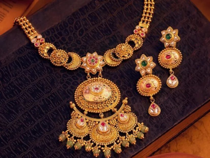 গত কয়েক বছর ধরে সোনা বিনিয়োগকারীদের কাছে অত্যন্ত আকর্ষণীয় হয়ে উঠেছে। গত চার-পাঁচ বছরের গড় হিসেব ধরলে সোনার দাম প্রায় ১.৫০ লক্ষ টাকায় পৌঁছেছে। এখনও সোনার দাম ঊর্ধ্বমুখী।