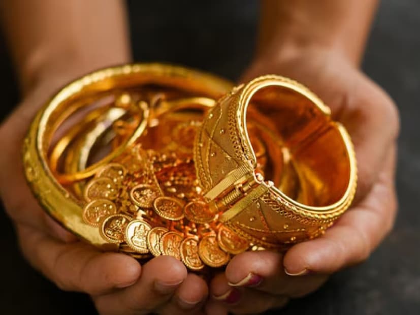 আজকের দাম অনুযায়ী—২২ ক্যারাট সোনা: গ্রামপ্রতি ₹110 কমে দাঁড়িয়েছে ₹11,520। এক সোভরেন (৮ গ্রাম) সোনা ₹880 কমে বিক্রি হচ্ছে ₹92,160-এ। ১৮ ক্যারাট সোনা: গ্রামপ্রতি ₹90 কমে ₹9,610। এক সোভরেন ₹720 কমে ₹76,880। রূপোর দাম গ্রামপ্রতি ₹1 কমে ₹171, এবং কেজিপ্রতি ₹1,71,000। বিশ্ব অর্থনীতি, ডলার সূচক, সুদের হার এবং দেশে মূল্যবৃদ্ধির পরিস্থিতি— সব মিলিয়ে বিনিয়োগকারীদের ঝোঁক আবার সোনার দিকে বাড়ছে। ফলে প্রশ্ন ওঠে— এখন বিনিয়োগ করলে আগামী চার-পাঁচ বছরে কতটা লাভ পাওয়া যেতে পারে?