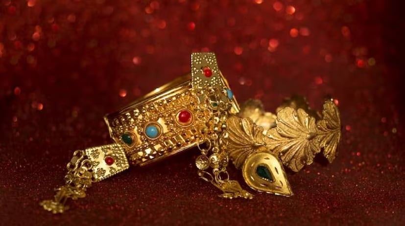 গত কয়েক বছরে যে ভাবে হু হু করে বেড়ে চলেছে সোনালি ধাতুর দাম তার জেরে অনেকেই এখন অন্যান্য বিনিয়োগের মাধ্যমে পাশাপাশি সোনায় বিনিয়োগ করা লাভজনক মনে করেছেন ৷তথ্যসূত্র: স্বর্ণশিল্প বাঁচাও কমিটি (SSBC) ৷