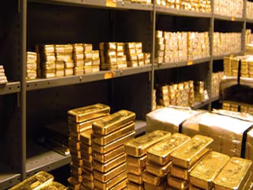 ছোট বিনিয়োগকারীদের জন্য সহজ বিকল্পডিজিটাল সোনার সবচেয়ে গুরুত্বপূর্ণ বিষয় হল বিনিয়োগ শুরু করার জন্য খুব বেশি অর্থের প্রয়োজন হয় না। ১ টাকা বা ১০ টাকা দিয়ে শুরু করা যায় এবং ধীরে ধীরে সিস্টেম্যাটিক ইনভেস্টমেন্ট প্ল্যানের (SIP) মাধ্যমে প্রতি মাসে অল্প পরিমাণে বিনিয়োগ করে সোনার সঞ্চয় গড়ে তোলা যায়। এর জন্য ডিম্যাট অ্যাকাউন্টেরও প্রয়োজন হয় না, যা নতুন বিনিয়োগকারীদের জন্য সহজ।