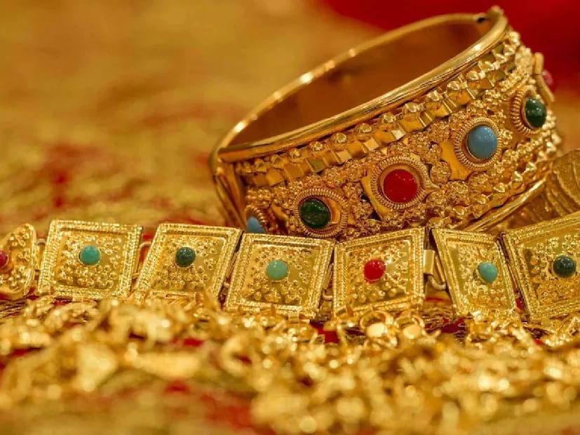 গত কয়েকদিন ধরে সোনার দামে ওঠানামা চলছে। এর মধ্যেই বিয়ের মরসুম শুরু হওয়ায় মধ্যবিত্তদের পক্ষে গয়না কেনা আরও কঠিন হয়ে উঠেছে। এমন পরিস্থিতিতে প্রশ্ন উঠছে— আজ যদি ৫ লক্ষ টাকার সোনা কেনা হয়, ২০৩০ সালে তার মূল্য কত দাঁড়াতে পারে? সেই হিসেবই উঠে এসেছে এই রিপোর্টে।