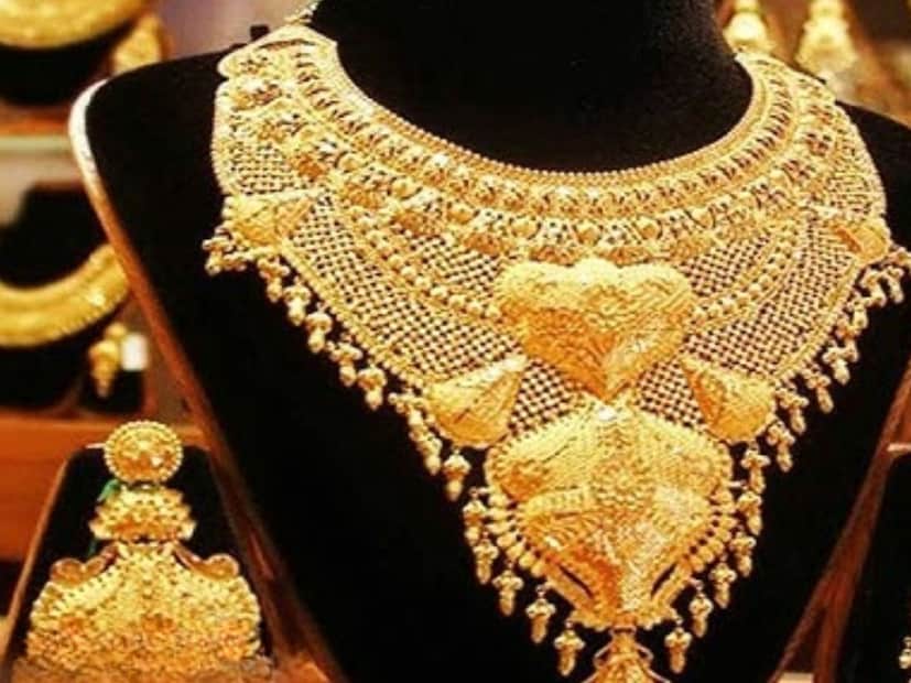 সোনার দাম দীর্ঘ সময় পর নেমে এসেছে। যাদের কেনার ইচ্ছে ছিল, তাদের জন্য আজ এক দুর্দান্ত সুযোগ। দাম কতদিন কম থাকবে তা নির্ভর করবে আন্তর্জাতিক পরিস্থিতির উপর, তবে আপাতত দাম সস্তা থাকায় কেনাকাটার জন্য সময়টি যথেষ্ট উপযুক্ত।