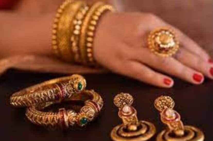 ইতিহাসের উল্লেখডালিও বলেন, ইতিহাসে অস্ত্রযুদ্ধের আগে এবং সময়কালে অর্থনৈতিক যুদ্ধ হয়েছে, যাকে আমরা এখন নিষেধাজ্ঞা বলি। তিনি আরও ব্যাখ্যা করেন যে, যখন একজন ঋণগ্রহীতা তার বাধ্যবাধকতা পরিশোধ করতে অস্বীকৃতি জানায়, তখন এটি ঋণদাতার আর্থিক ক্ষতি করতে পারে, তবে এটি তার নিজস্ব মুদ্রা এবং ঋণকেও দুর্বল করে দিতে পারে। যখন একটি প্রধান বিশ্বশক্তির রিজার্ভ মুদ্রা জড়িত থাকে তখন এই প্রভাব আরও বৃদ্ধি পায়।