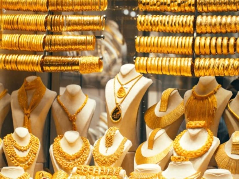 ডিজিটাল সোনা কেন জনপ্রিয়তা পাচ্ছে?ডিজিটাল সোনা ২৪ ক্যারেট, অর্থাৎ ৯৯.৯৯% খাঁটি সোনা। এতে কোনও চার্জ বা অপচয় নেই এবং এটি সুরক্ষিত, বিমা করা ভল্টে সংরক্ষণ করা হয়। যে কোনও পরিমাণে সোনা কেনা বা বেচা যায়, দিনে ২৪ ঘন্টা, সপ্তাহের ৭ দিন সব সময়েই। ১ টাকা হোক বা ১০ লক্ষ টাকা, সামর্থ্য মতো শুরু করার সুবিধাও রয়েছে। ইচ্ছা করলে পরে কয়েন বা বার আকারে ডেলিভারিও নেওয়া যায়।