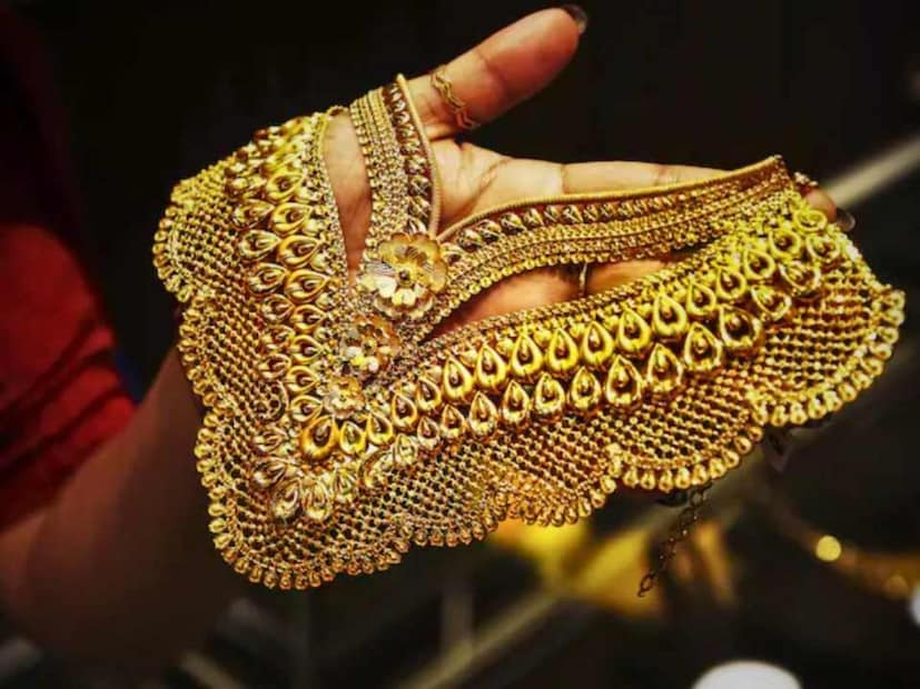 তবে এটা সবসময় মনে রাখবেন—পুরনো সোনার রিসেল ভ্যালু কখনই নতুন সোনা কেনার দামের সমান হবে না, শুদ্ধতা একই হলেও।