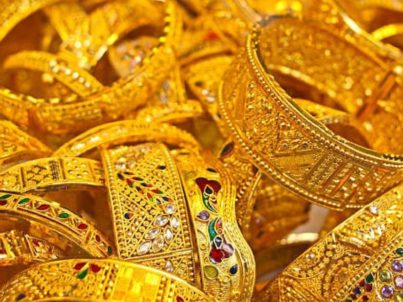 দীপাবলি ও ধনতেরস উৎসবের পর জুয়েলারি কেনাকাটায় সামান্য মন্দা দেখা দিয়েছে। এর প্রভাবও সোনার দামে পড়েছে। বিশেষজ্ঞদের মতে, আগামী কয়েক সপ্তাহে সোনার দাম সামান্য বাড়তে পারে, কারণ বৈশ্বিক বাজারে আবারও অনিশ্চয়তা বাড়ছে। পাশাপাশি, বছরের শেষ দিকে বিয়ের মরশুম শুরু হলে দেশে সোনার চাহিদা বাড়বে, ফলে দামও কিছুটা বৃদ্ধি পাওয়ার সম্ভাবনা রয়েছে।