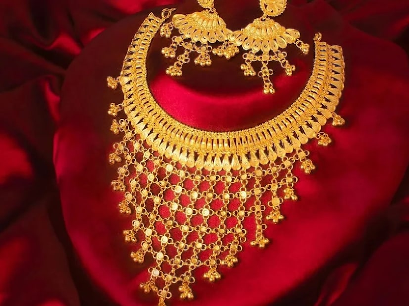 Gold Price | সোনার দাম বাড়ার অন্যতম কারণ হিসেবে ধরা হচ্ছে মূল্যবৃদ্ধি, বৈশ্বিক অনিশ্চয়তা এবং দেশের অর্থনৈতিক চাপ। অনেকেই সোনায় বিনিয়োগের দিকে ঝুঁকছেন। আজ ৫ লক্ষ টাকার সোনা কিনলে ২০৩০ সালে তার দাম কত হবে? জেনে নিন। Gold Price | সোনার দাম বাড়ার অন্যতম কারণ হিসেবে ধরা হচ্ছে মূল্যবৃদ্ধি, বৈশ্বিক অনিশ্চয়তা এবং দেশের অর্থনৈতিক চাপ। অনেকেই সোনায় বিনিয়োগের দিকে ঝুঁকছেন। আজ ৫ লক্ষ টাকার সোনা কিনলে ২০৩০ সালে তার দাম কত হবে? জেনে নিন।