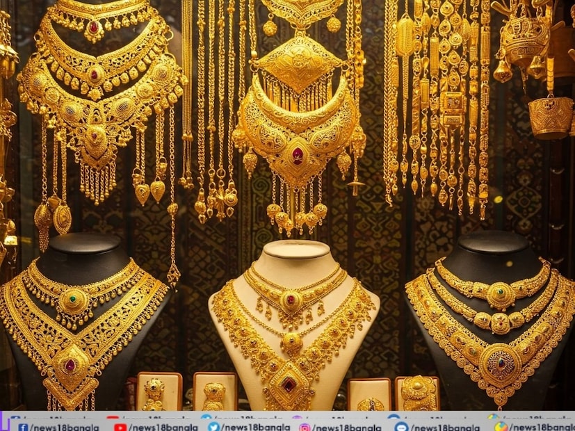 আজকের বাজারে ২২ ক্যারেট এবং ২৪ ক্যারেট সোনার দামে এসেছে উল্লেখযোগ্য পরিবর্তন। সাধারণত উৎসবের সময় বা আন্তর্জাতিক বাজারে অস্থিরতা থাকলে সোনার দাম বাড়ে। আজও তার ব্যতিক্রম হয়নি।