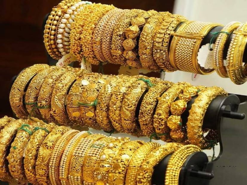 অতিরিক্ত সোনা আনা বেআইনি নয়, তবে ভারতীয় শুল্ক আইন অনুসারে অতিরিক্ত সোনার উপর শুল্ক আরোপ বাধ্যতামূলক। শুল্ক না দিয়ে ২০-৪০ গ্রামের বেশি সোনা আনা বেআইনি বলে বিবেচিত হতে পারে এবং জরিমানা বা বাজেয়াপ্তর ঝুঁকি রয়েছে।ভারতে সোনার উপর শুল্ক প্রযোজ্য উপায়গুলি নিম্নরূপ - 

অ্যাড-ভ্যালোরেম শুল্কের হার -

অ্যাড-ভ্যালোরেম শুল্ক হার সোনার ওজনের পরিবর্তে তার মূল্যের উপর ভিত্তি করে।