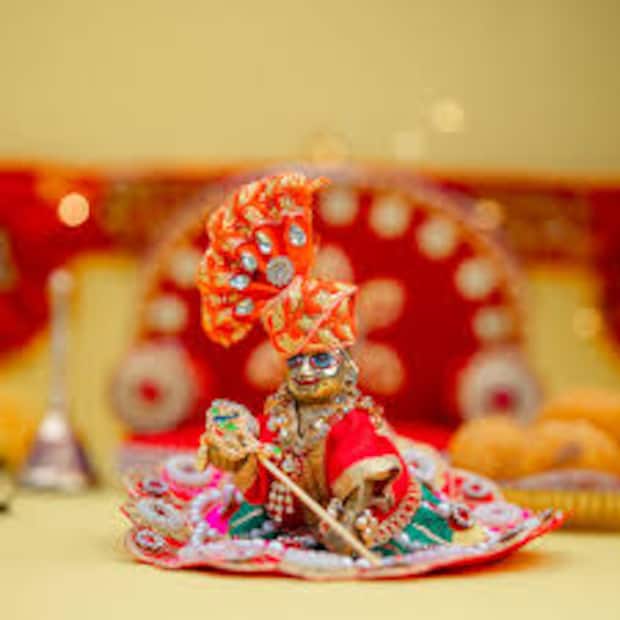  গোপালের দৈনন্দিন সেবা—কেন এত গুরুত্বপূর্ণ<br />গোপালকে দেবতা হিসেবে যেমন মানা হয়, তেমনই তাঁকে বাড়ির ছোট ছেলের মতো স্নেহে-যত্নে দেখভাল করাটাই মূল রীতি। ঋতু পরিবর্তনের সঙ্গে সঙ্গে তাঁর সেবা-বিধিতেও কিছু পরিবর্তন আনতে হয়। শীতকালে বিশেষ ভাবে খেয়াল রাখতে হয় তাঁর আহার, পোশাক ও আরাম-আয়েশের দিকে।