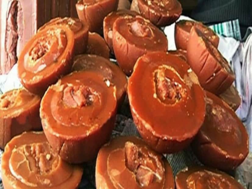 খেজুর গুড় কেনার সময় অবশ্যই রং দেখে নিতে হবে। অনেক ক্ষেত্রেই দেখে, মুখে টেস্ট নিয়ে বিচার করা যায় গুড়টি ভাল কিনা। যদি খাঁটি ভাল গুড় হয় তাহলে তার রং হবে, গাঢ় বাদামি। হলুদ রং থাকলে বুঝতে পারবেন যে তাতে রাসায়নিক কিছু মেশানো রয়েছে।