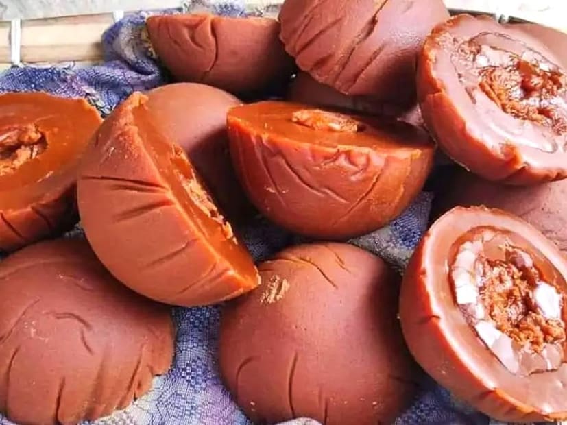 খেজুর গুড় কিনতে গেলে আগে মুখে দিয়ে দেখুন স্বাদ নোনতা কিংবা তেতো কিনা। পুরনো ও ভেজাল গুড় সাধারণত নোনতা হয়। আর অতিরিক্ত জ্বাল দেওয়ার ফলে তেতো ভাব চলে আসে গুড়ে। এমনকি যদি গুড়ের স্বাদ নোনতা থাকে তাহলে বুঝবেন কিছু মেশানো রয়েছে। এই ধরনের গুড় যত পুরনো হবে ততো লবণের মাত্রা বেশি থাকবে।