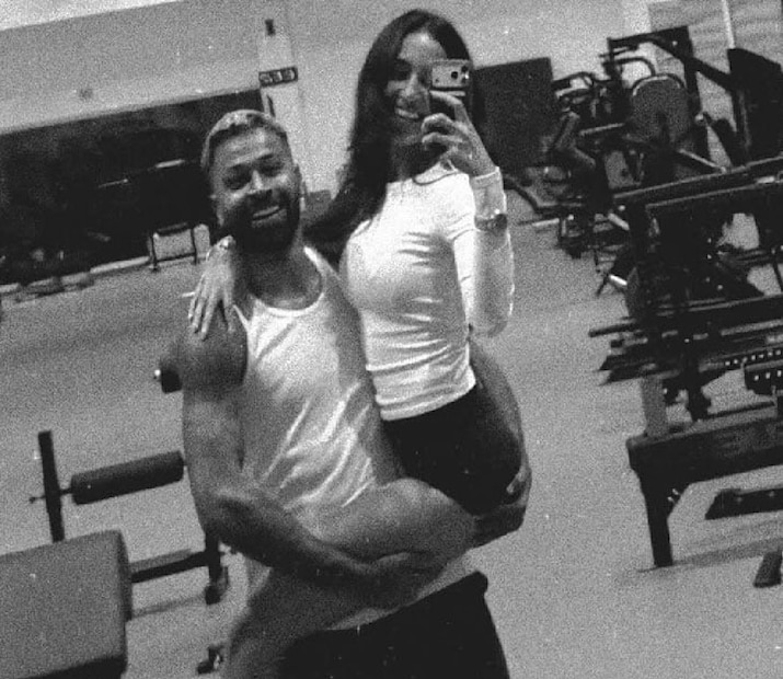 চলতি সপ্তাহেই সোশ্যাল মিডিয়ায় একটি ছবি শেয়ার করেন পান্ডিয়া। সেই ইনস্টাগ্রাম পোস্ট ভাইরাল হয়। পান্ডিয়া ও তাঁর বান্ধবী বাড়িতে পুজো করেছিলেন। এর পর মাহিকার আঙুলে থাকা বড় পাথরের একটি দামি আংটি, যা এড়ায়নি নেটিজেনদের নজর। আর সেই আংটির ছবি প্রকাশ্যে আসার পর থেকেই তাঁদের বাগদানের জল্পনা।