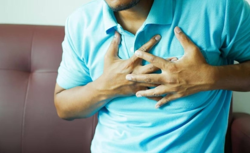 নিরাপদে ব্যায়াম করুন: দিনে কমপক্ষে ৩০ মিনিট সক্রিয় থাকুন, কিন্তু ঠান্ডায় অতিরিক্ত পরিশ্রম করবেন না। সকালের কঠোর ব্যায়াম এড়িয়ে চলুন এবং সম্ভব হলে ঘরের ভিতরে হাল্কা ব্যায়াম করুন।