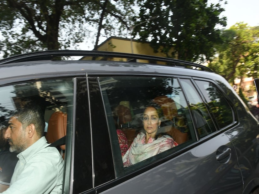 :  মুম্বইয়ের ব্রিচ ক্যান্ডি হাসপাতালের বাইরে হেমা মালিনীকে দেখা গেলে তিনি বিধ্বস্ত হয়ে পড়েন, যেখানে প্রবীণ অভিনেত্রী এবং তার স্বামী ধর্মেন্দ্র বর্তমানে ভর্তি রয়েছেন। সোশ্যাল মিডিয়ায় প্রকাশিত ছবি এবং ভিডিওগুলিতে, অভিনেত্রী থেকে রাজনীতিবিদ হওয়া এই অভিনেত্রীকে তাঁর মেয়ে এশা দেওলের সঙ্গে তাঁর গাড়িতে বসে থাকতে দেখা গেছে।