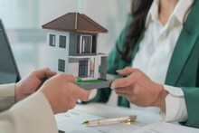 হোম লোনে ১০, ২০, না ৩০ বছরের মেয়াদ বেছে নেওয়া উচিত?