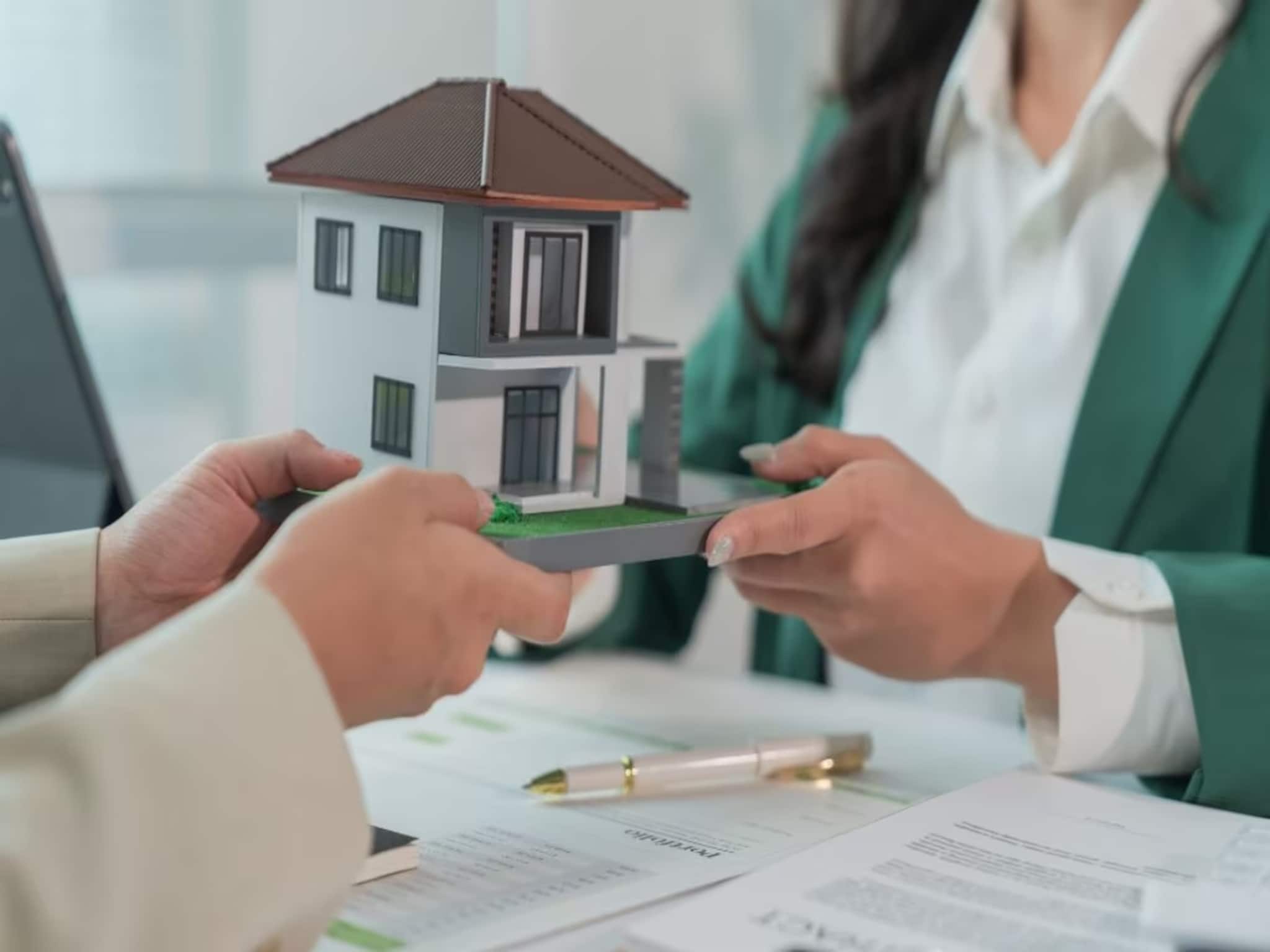 Home Loan Tenure: হোম লোনে ১০, ২০, না ৩০ বছরের মেয়াদ বেছে নেওয়া উচিত? EMI এবং সুদের পুরো খেলা বুঝলেই বেশি টাকা খরচ হবে না