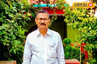 দীর্ঘ ২৬ বছরের টান, অবসরের পরে আজও স্কুল চালিয়ে যাচ্ছেন প্রাক্তন প্রধান শিক্ষক